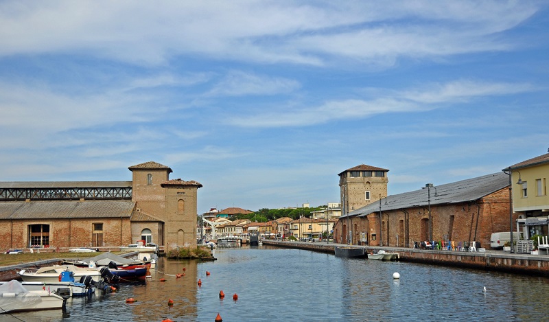 Eine tolle Location, um Italienisch zu lernen und ein weiterer schöner Ort für Ferienangebote in Milano Marittima: Der Kanal von Cervia. (#2)