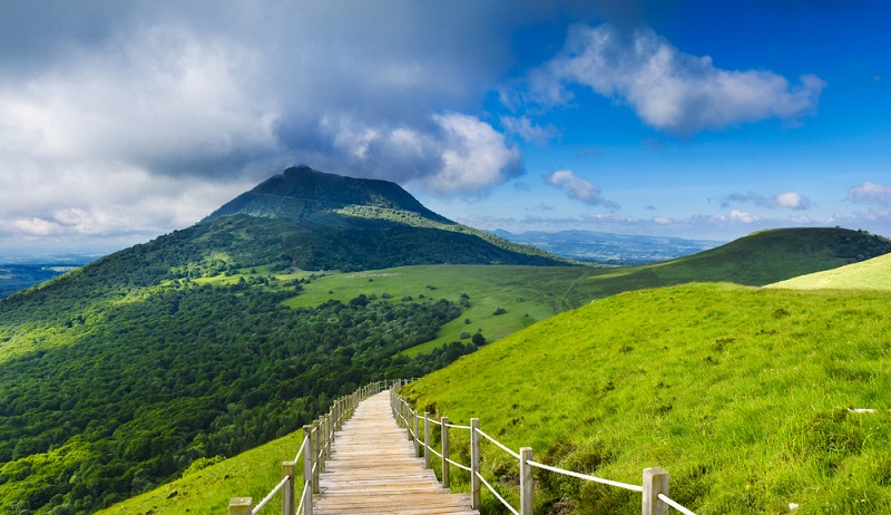 Der höchste Gipfel der Auvergne, der Puy de Dome, ist nicht nur bei Schnee ein lohnendes Ausflugsziel. (#2)