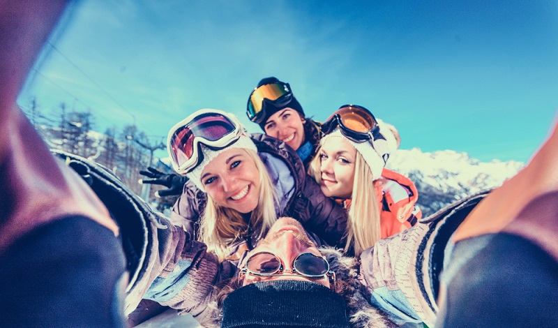 Die Skigebiete der Auvergne sind ein Tummelplatz für junge Skifahrer. Einige von ihnen besuchen die Region im Rahmen eines Sprachurlaubs. (#1)