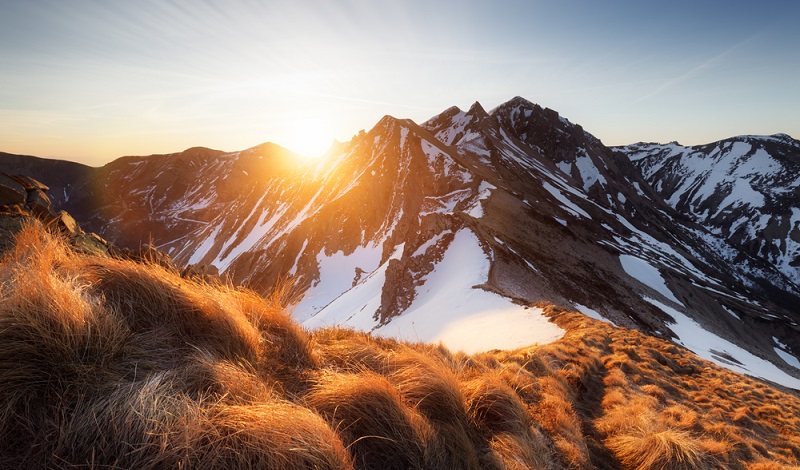 Wer Touren mit Schneeschuhen in der Auvergne plant, muss auf Trittsicherheit achten. Die Berge haben durchaus alpinen Charakter. (#2)