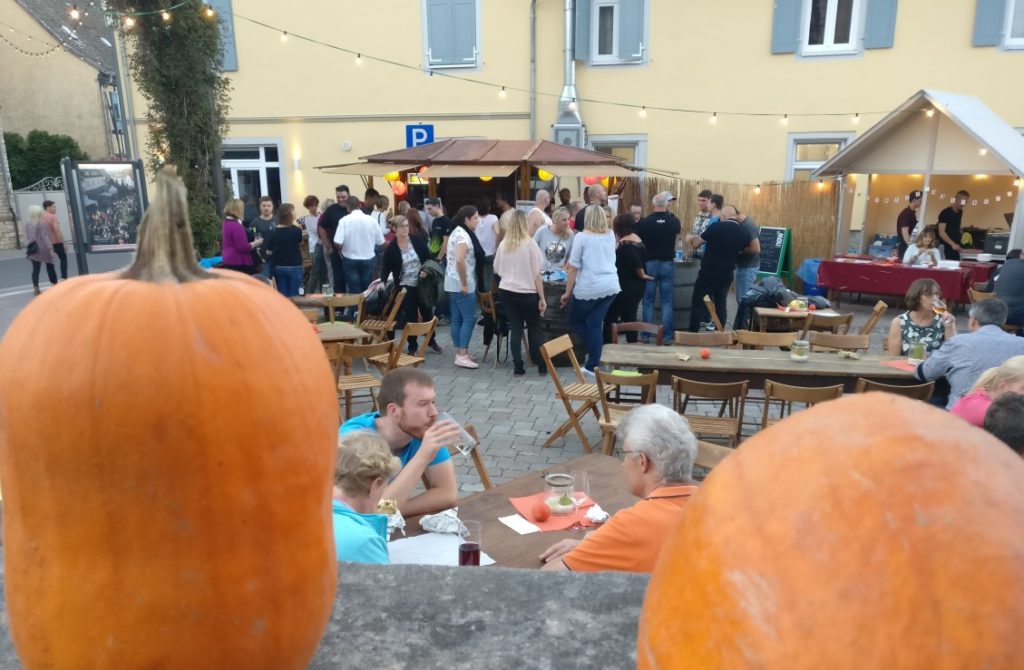 Auf den Höfen der Innenstadt treffen sich Weinfreunde aus der Stadt und aus dem Umland. Hier am Stand des Johannishofs am Rande der Innenstadt beginnt das Fest des jungen Weines und zieht sich bis zum Marktplatz hin.