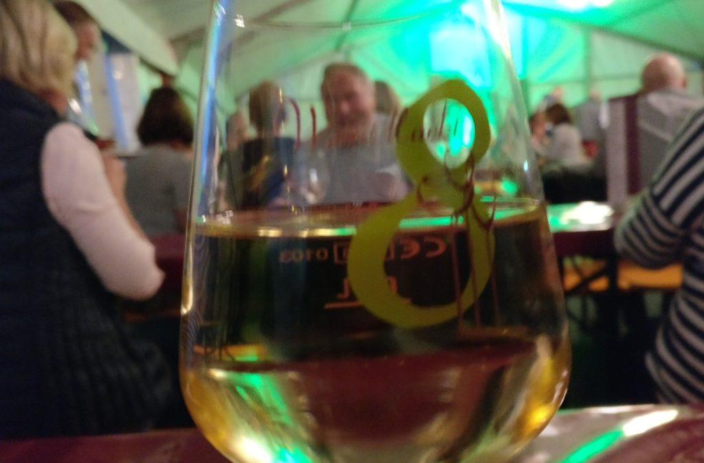 Im Festzelt der "8 Winzer" darf ein guter Tropfen Wein nicht fehlen. Es muss kein junger sein. Es genügt, auf den jungen Wein anzustoßen. Prosit!