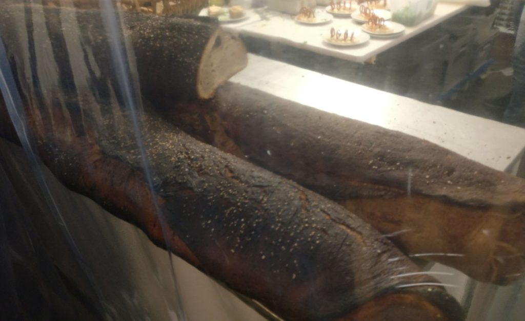 Urig-würziges Brot in meterlangen Laiben am Bistrostand vor dem Weinzelt.