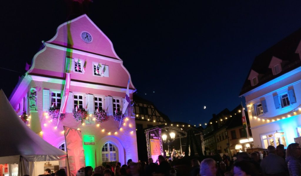 Gegen den dunklen Nachthimmel wirkt das illuminierte Rathaus besonders.