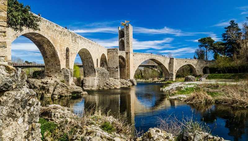 Das mediterrane Katalonien ist einzigartig schön und facettenreich. Und hat ein tolles Wetter mit vielen Sonnenstunden zu bieten. Wie warm es ist, hängt davon ab, wann Sie Ihren Urlaub buchen.