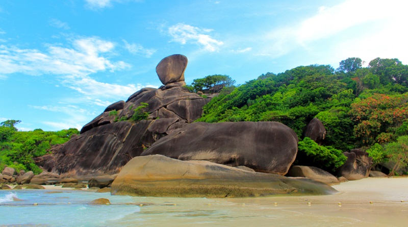 Der berühmteste Fels der Similans ist der "Sail Rock", der als Aussichtspunkt dient. (#01)