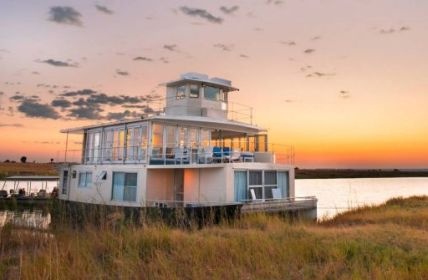 "Karawane Reisen" lässt Afrikas Tier- und Pflanzenwelt erleben: Chobe (Foto: Chobe Princess by mantis)